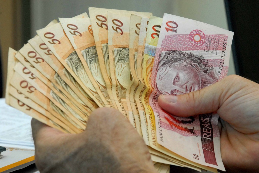 Estimativa de salário mínimo para 2018 cai de R$ 979 para R$ 969
