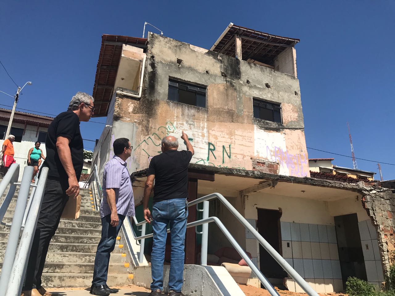Secretário de Habitação de Natal visita comunidades em Mãe Luiza