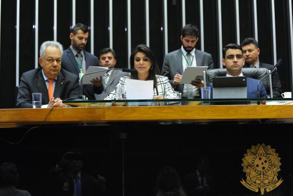 Parecer da CCJ sobre denúncia contra Temer é lido no plenário da Câmara