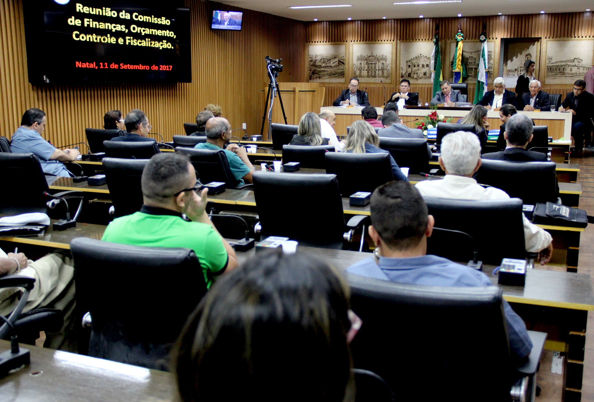 Comissão questiona secretário sobre banheiros nas praias e feiras livres