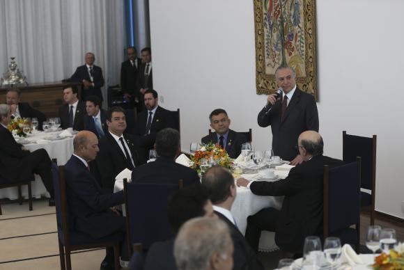 Em café da manhã com ministros e deputados, Temer pede que não se aquietem