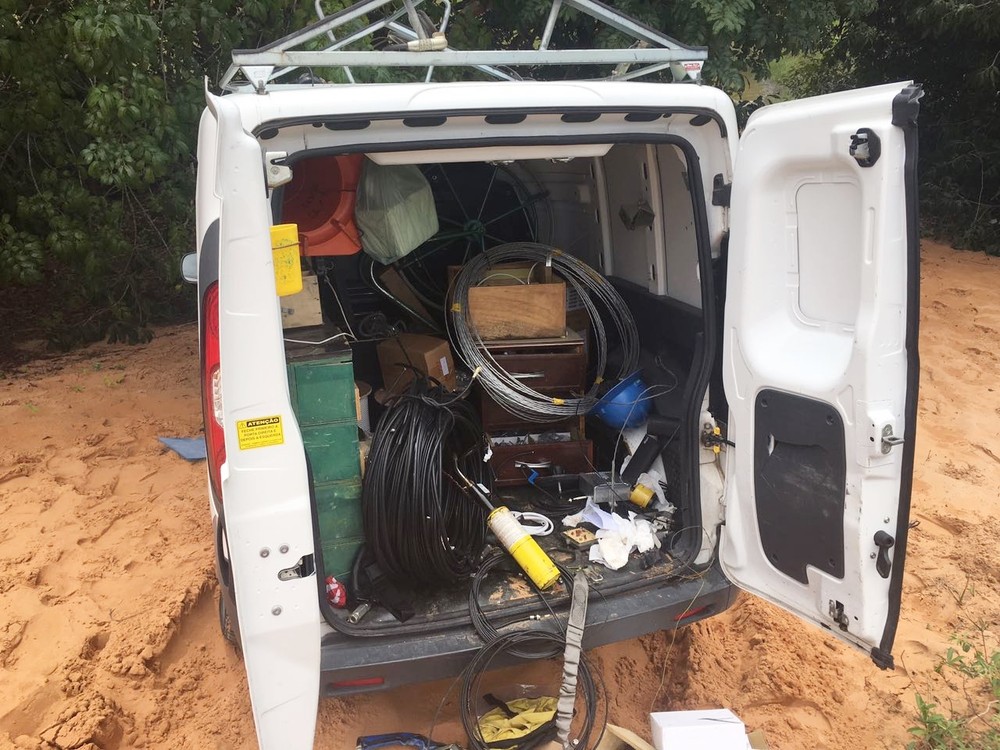 Ladrões roubam carro de TV a cabo e usam pó de extintor para apagar impressões digitais