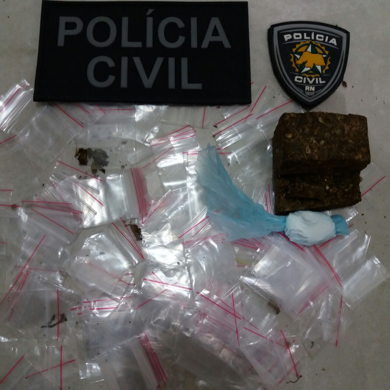 Policia Militar de Tibau prende grupo acusado de tráfico de drogas