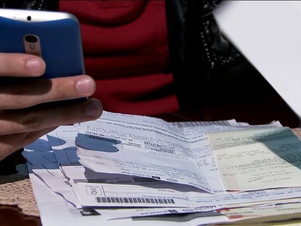 Número de brasileiros com contas em atraso cai em agosto
