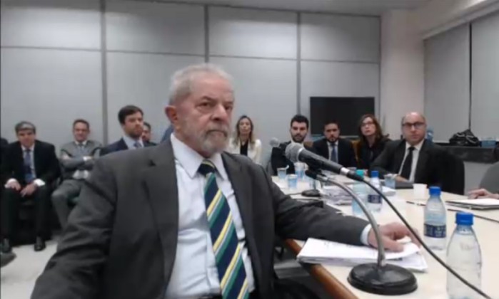Lula se cala diante do juiz Sérgio Moro durante depoimento