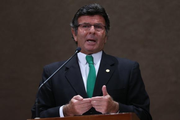Luiz Fux diz que decisão do STF sobre afastamento de Aécio deve prevalecer