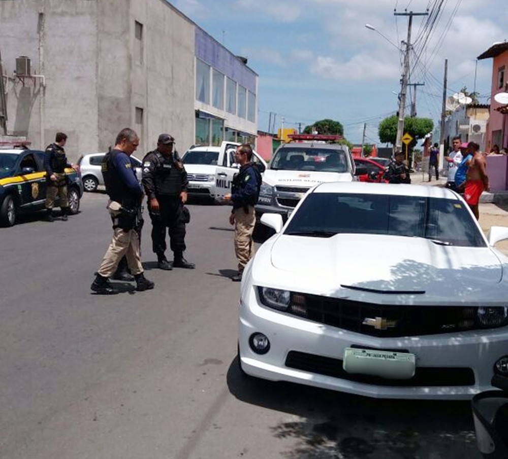 Homem se apavora ao ver polícia e abandona Camaro roubado na Grande Natal