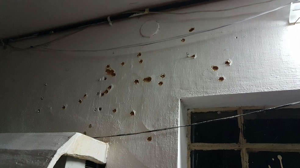 Em tentativa de resgate de presos, bandidos derrubam portão e metralham CDP em Natal