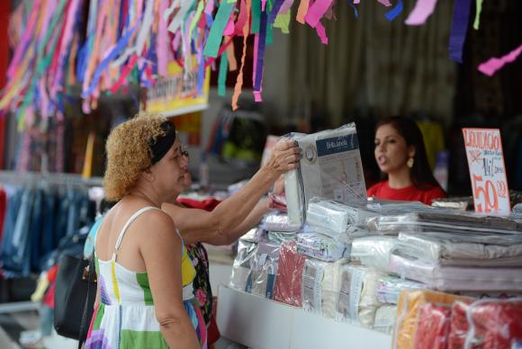 Intenção de consumo das famílias avança 1,4% de setembro para outubro