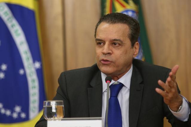 Henrique Alves presta depoimento sobre desvios na Caixa