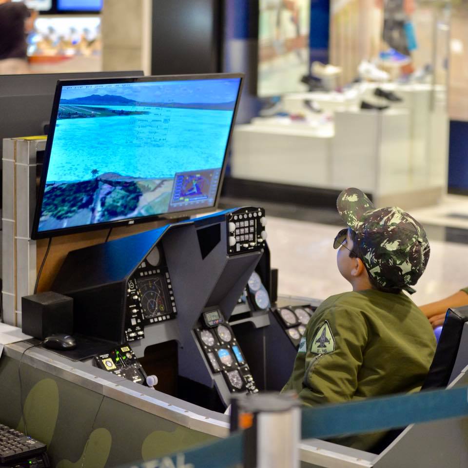 Simuladores de voo promovem combates aéreos emocionantes para crianças e adultos no Natal Shopping