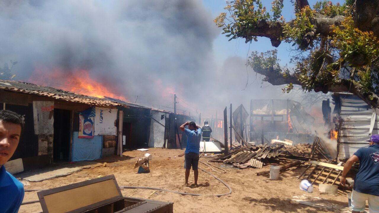 Bombeiros combatem incêndio em barracos na zona Oeste de Natal