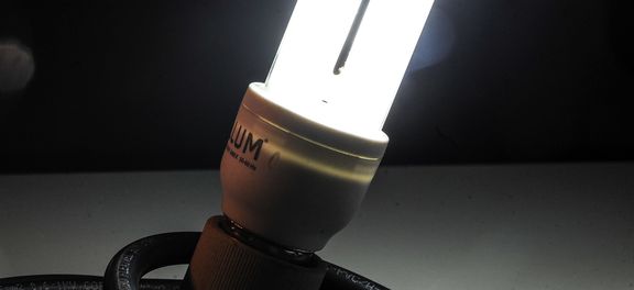 Aneel reajusta bandeira vermelha; taxa extra na conta de luz pode subir 43%
