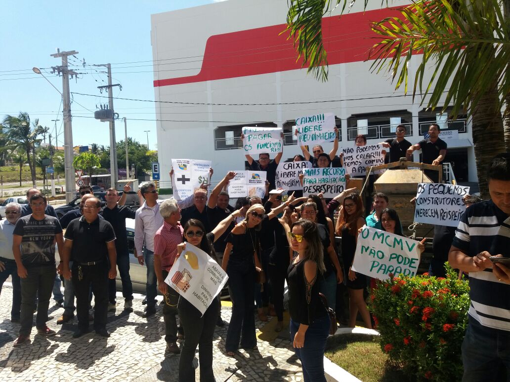 Pequenos construtores do Minha Casa Minha Vida fazem protesto em Natal