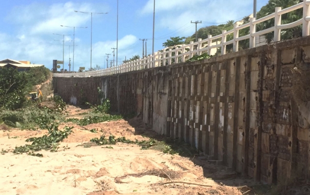 Obra para reparo da estrutura do muro de contenção na praia de Areia Preta é licenciada pela Semurb