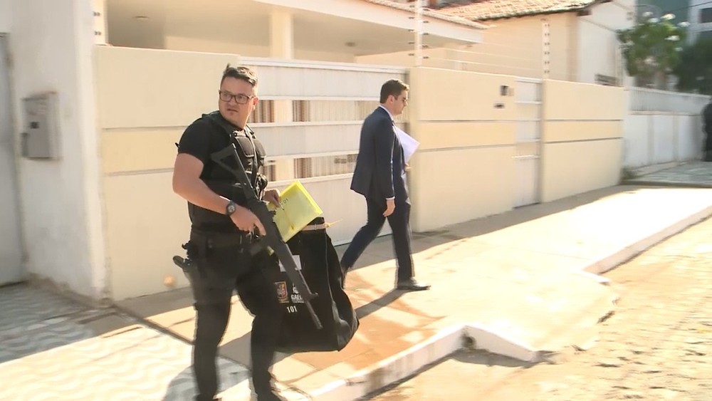MPRN cumpre mandados de busca em casa de delegado e ex-PM suspeitos de agiotagem