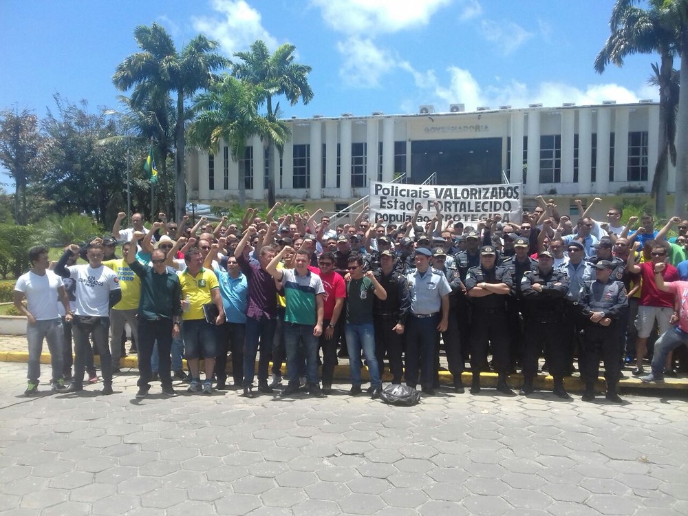 Praças e oficiais da Polícia Militar do RN protestam na sede do governo