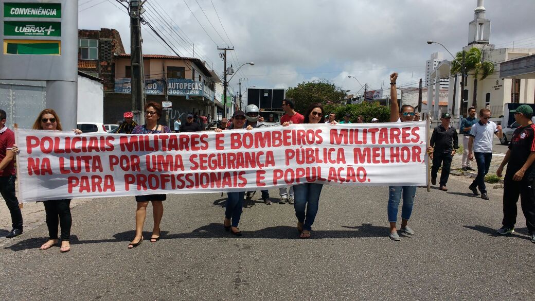 Policiais e bombeiros protestam em Natal contra atrasos de salários