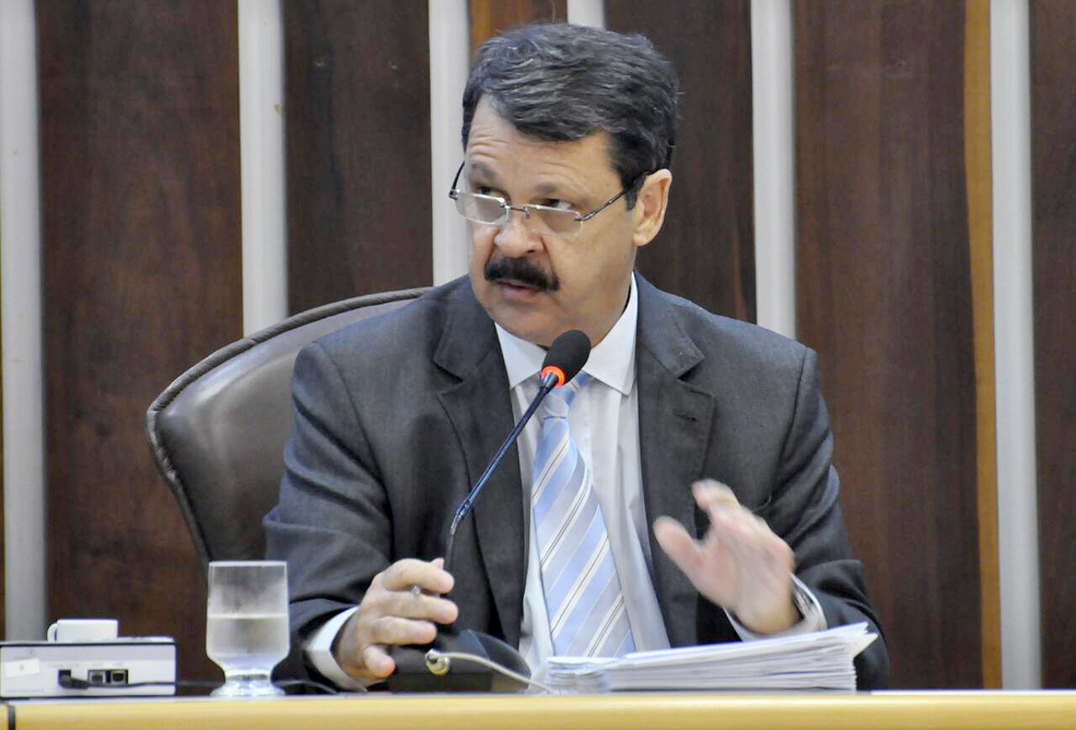 Com voto contrário do deputado Fernando Mineiro e 19 a favor, AL revoga decisão judicial e aprova volta de Ricardo Motta