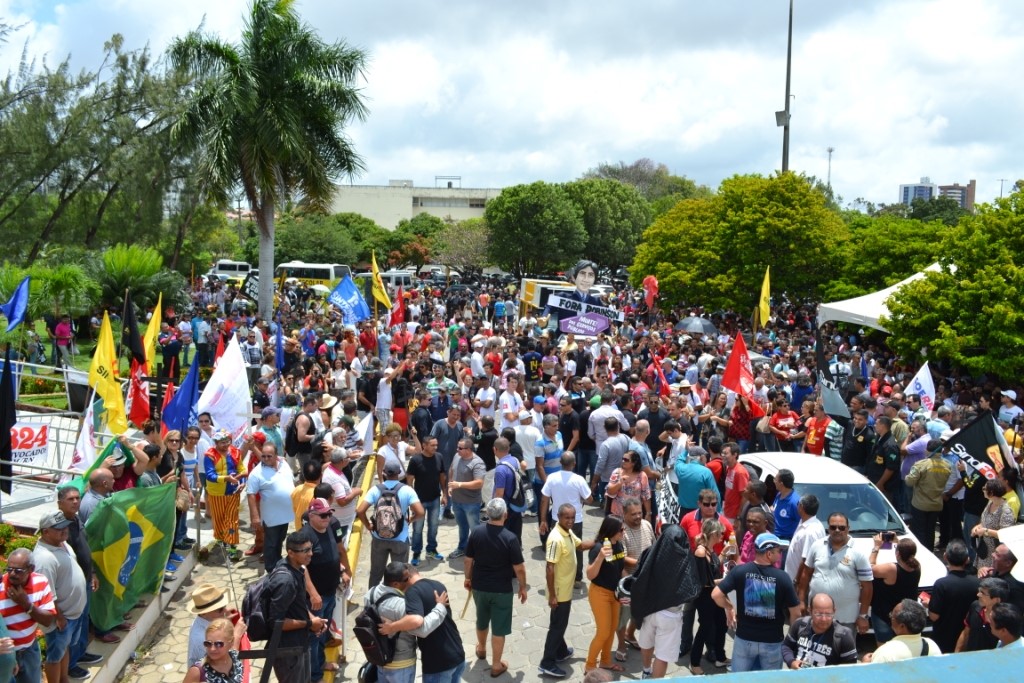Sem soluções sobre salários em dia, militares e servidores consideram paralisação