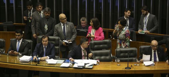 Câmara começa processo de votação de denúncia contra Temer e ministros