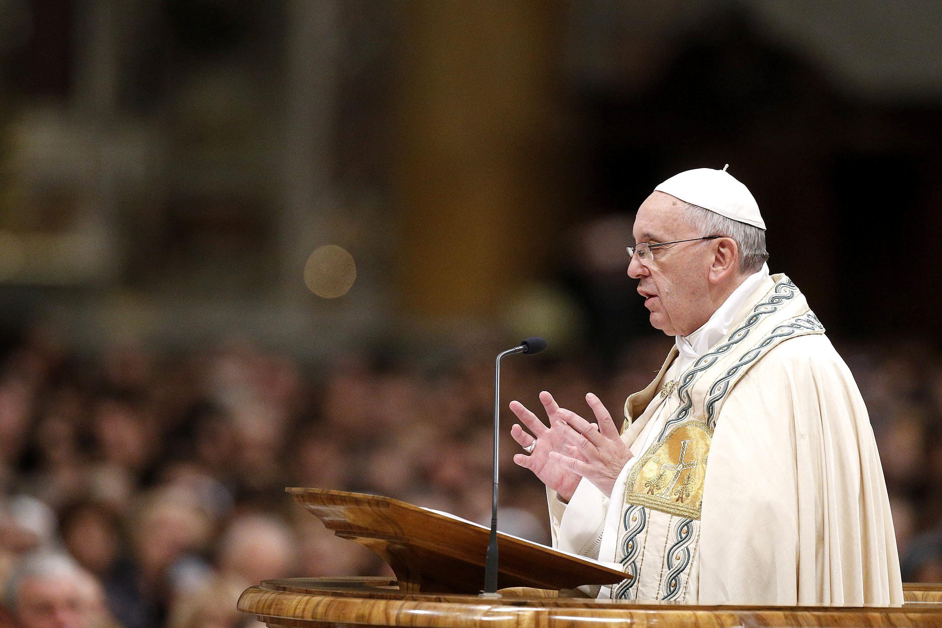 Papa critica uso de celular entre fiéis e religiosos durante as missas