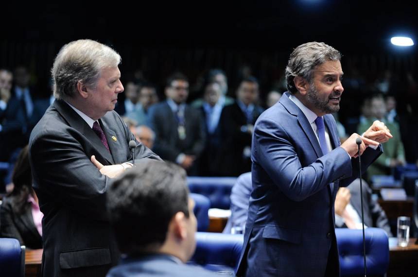 Aécio Neves destitui Tasso da presidência do PSDB