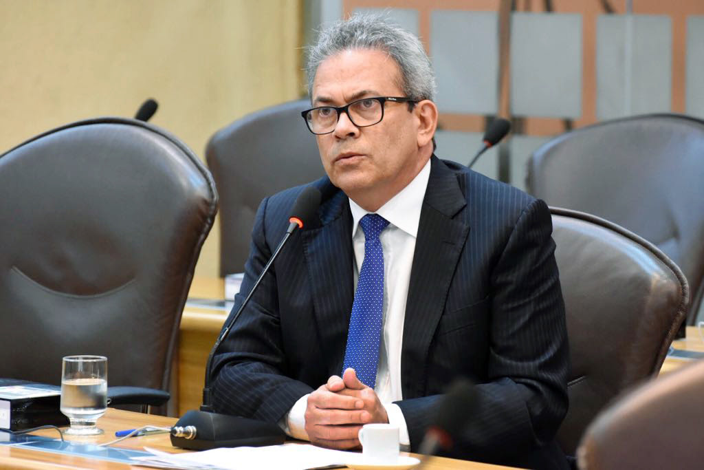 Hermano se diz indignado com a situação dos servidores do Estado e exige soluções
