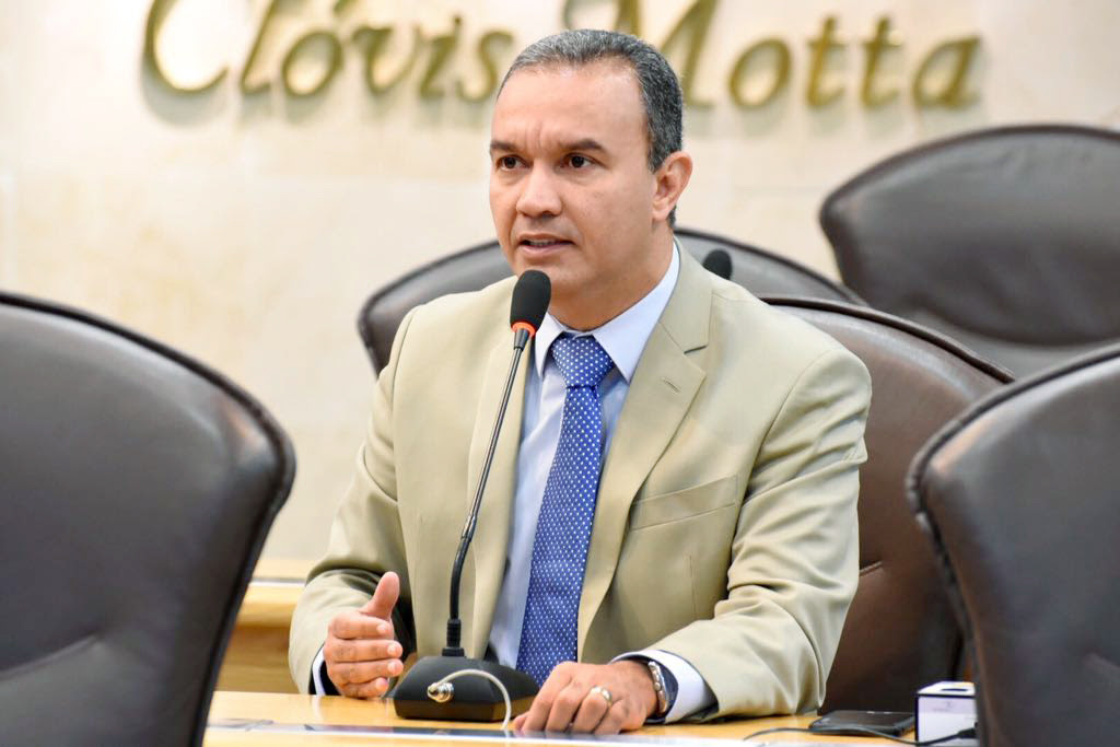 Deputado faz críticas ao Executivo e cobra pronunciamento do governador