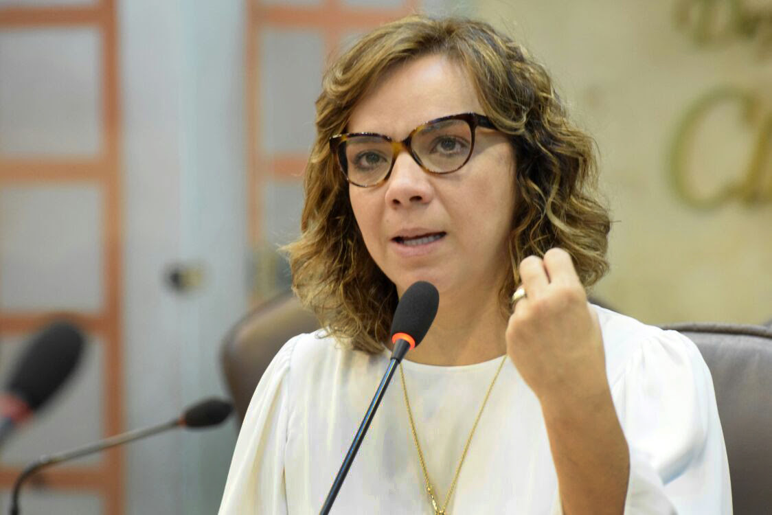 Deputada requer que Governo quite dívida com plano de saúde de servidores da UERN