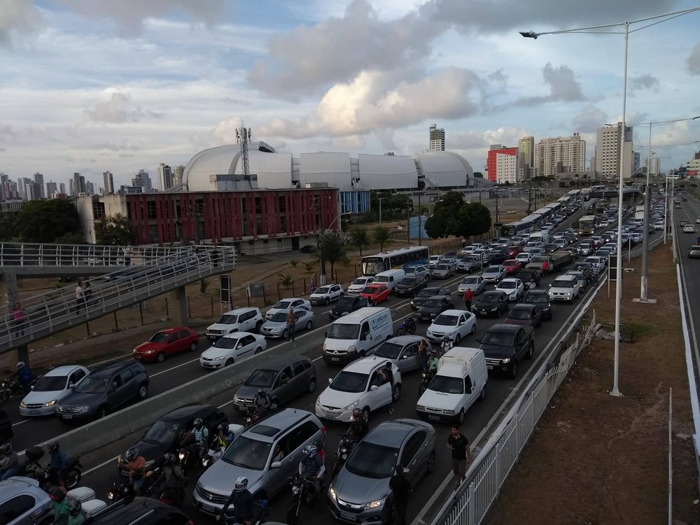Servidores do Estado fecham a BR-101 durante protesto em Natal