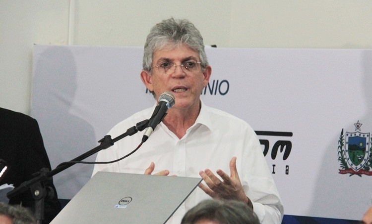 Governador anuncia pagamento de servidores de novembro, dezembro, 13º , 14º e 15º. Na Paraíba