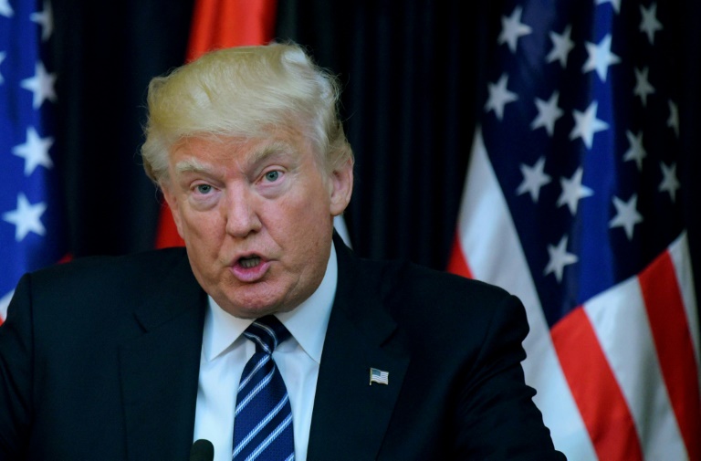 Jornalista acusa Trump de estupro: "Ele me violentou no provador de uma loja", afirma