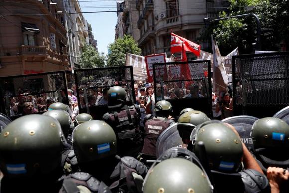 Buenos Aires tem segunda noite de protestos contra reforma da Previdência