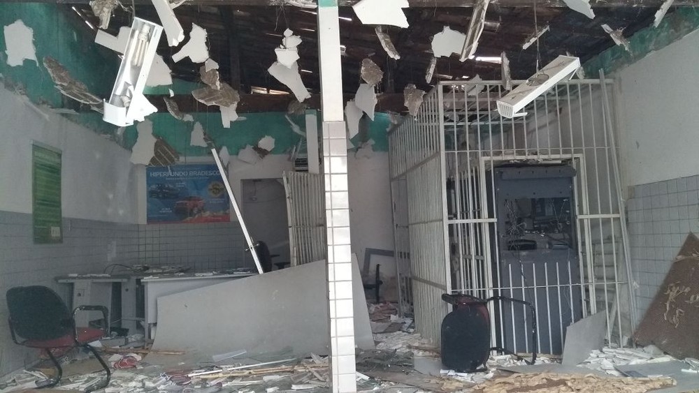 Criminosos fazem reféns e explodem caixa de banco em Santa Maria