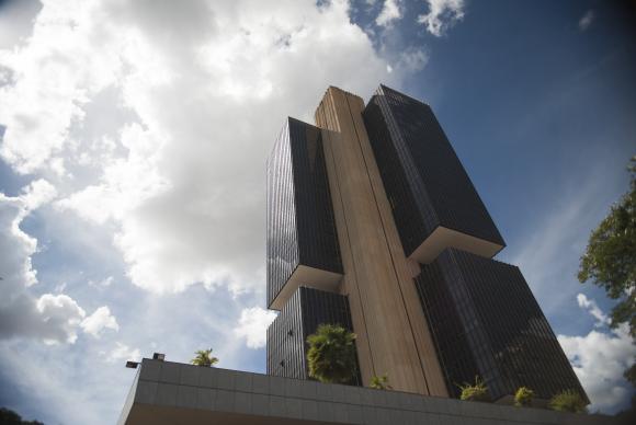 Estimativa de inflação cai pela quinta vez e fica mais distante da meta