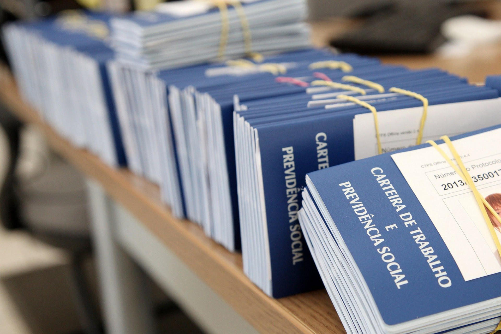 País perde 12 mil vagas de emprego em novembro e cria 299 mil no ano