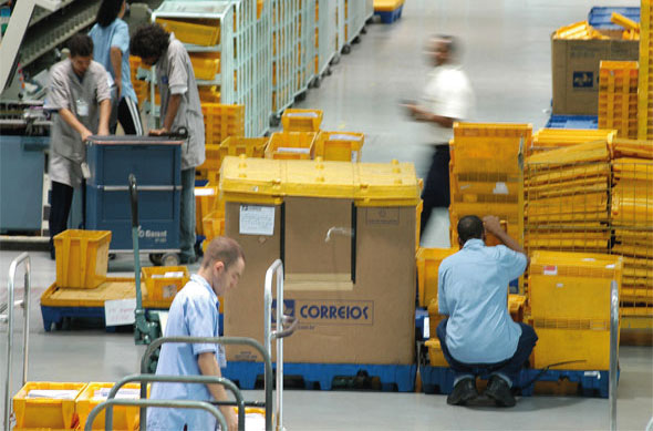 Correios e Azul vão criar empresa para transporte de produtos de e-commerce