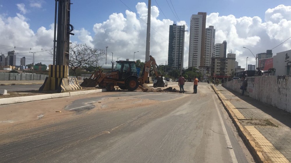 Cano rompe e provoca interdição da Avenida Prudente de Morais