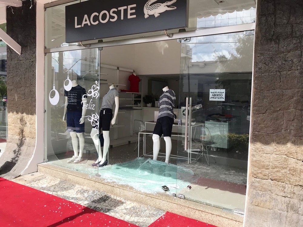 Ladrões rendem vigilante e arrombam loja de roupas na zona Leste de Natal
