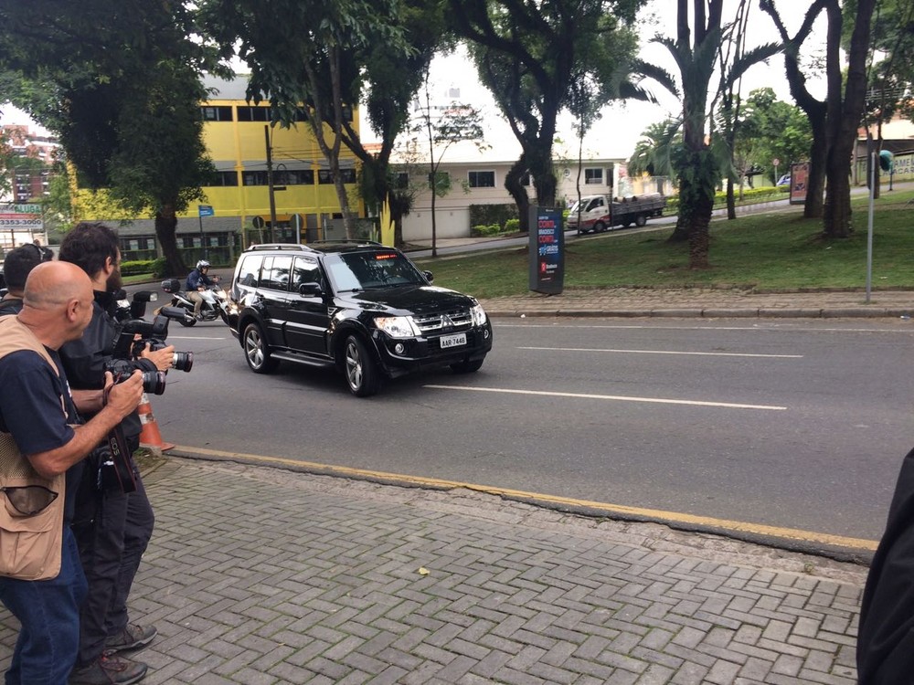 Marcelo Odebrecht deixa carceragem da PF e segue para colocar tornozeleira
