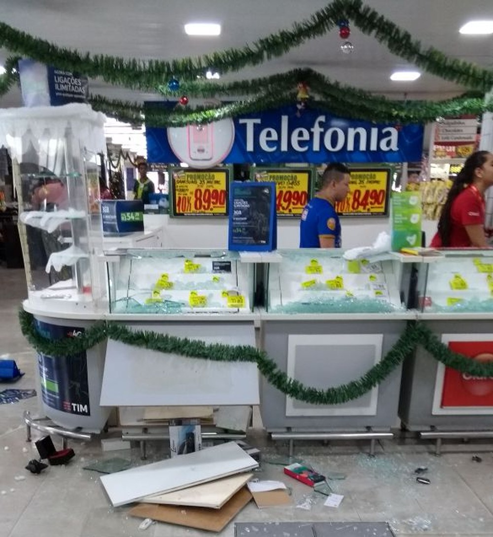 Supermercado é alvo de arrastão em Natal; celulares e dinheiro de caixas são roubados
