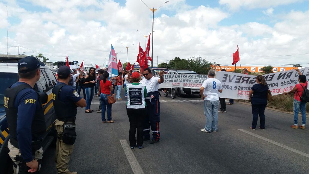 Servidores da Saúde do RN fazem protesto contra o atraso de salários na BR 101