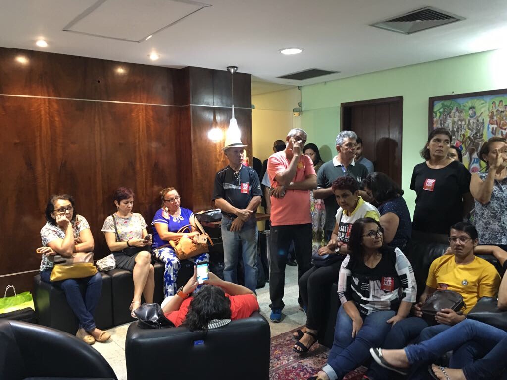 Servidores em greve do Estado ocupam antessala da Presidência da Assembleia