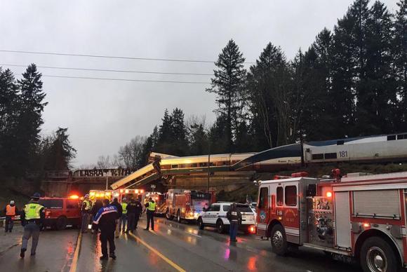 Trem que descarrilou em ponte no estado de Washington deixou vários mortos