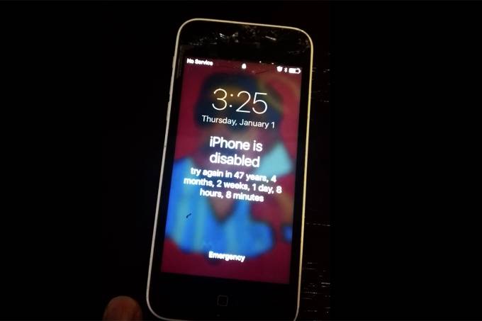 Criança erra senha e bloqueia iPhone por 47 anos