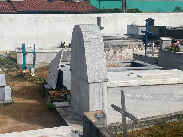 Criminosos depredam túmulos e furtam peças de metal no cemitério público de Ponta Negra, em Natal