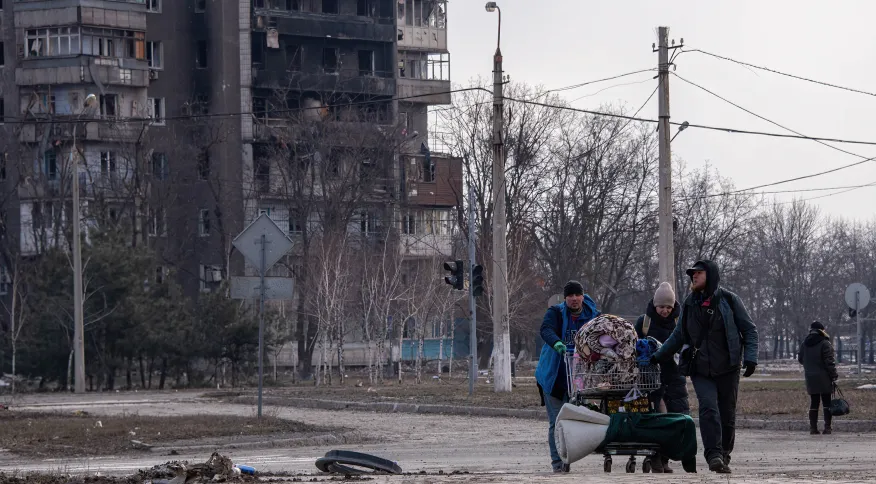 Forças russas bombardeiam escola que abrigava 400 pessoas, diz conselho de Mariupol