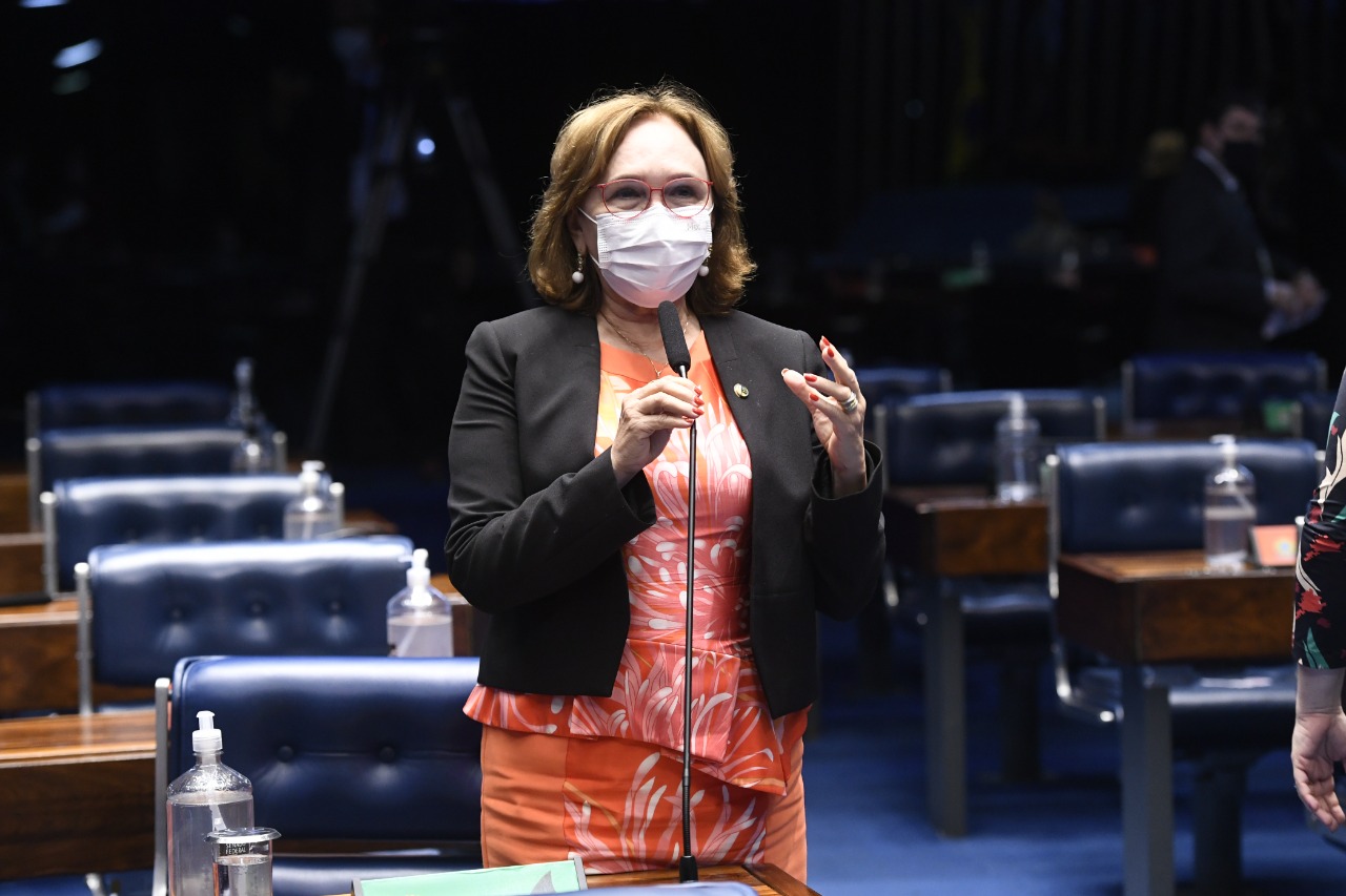 <strong>Zenaide consegue aprovar PL que proíbe algemas no parto de presidiárias e garante tratamento digno para mãe e bebê</strong>