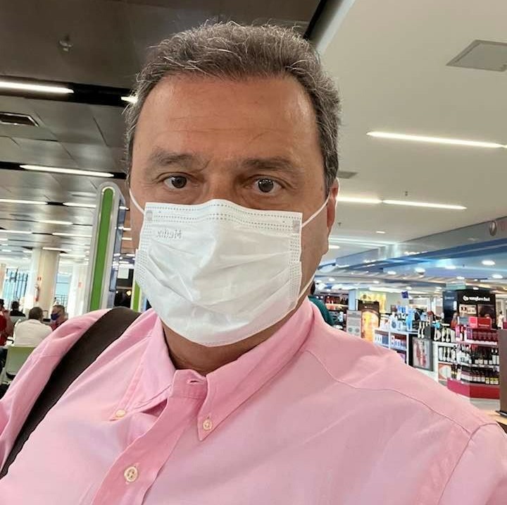 NO AEROPORTO: Carlos Eduardo anuncia retorno a Natal, após reunião do PDT em Brasília e seguidor sugere: "Vá de ônibus para ver o que diz na linha 72" 